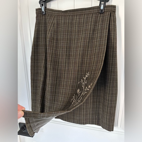 Emma & James A Liz Claiborne Co. Plaid embroidered Skirt suit Sz 8 - Picture 6 of 15